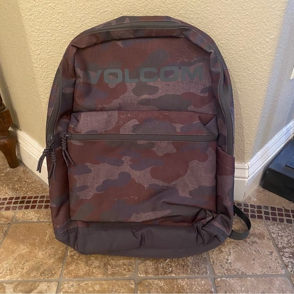 NWT~VOLCOM Camo Print School Backpack 15”x18” - Picture 1 of 7